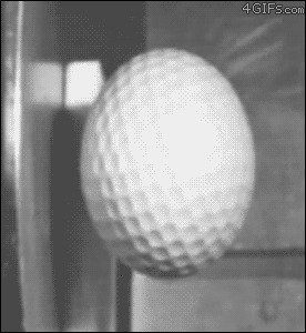 Мячик для гольфа, отскакивающий от стенки