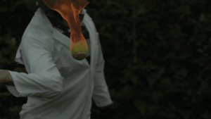 Игра в "огненный теннис"