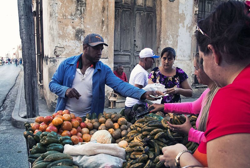 Уличный торговец фруктов и овощей