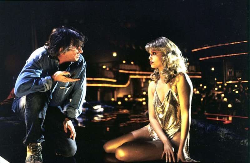 Пол Верховен и Элизабет Беркли на съемочной площадке Showgirls (1995)