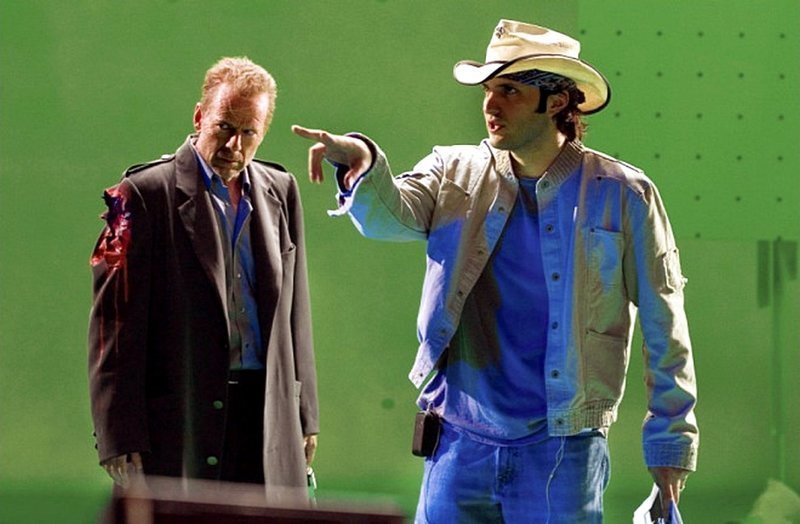 Роберт Родригес и Брюс Уиллис на съемочной площадке фильма ГОРОД ГРЕХОВ (Sin City) 2005.