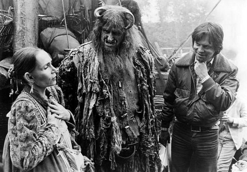 Кэтрин Хелмонд, Питер Воган и режиссер Терри Гиллиам на съемочной площадке Time Bandits (1981).