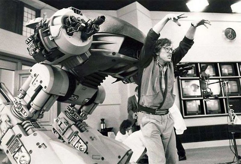 Пол Верховен с ED-209 на съёмках  RoboCop (1987).
