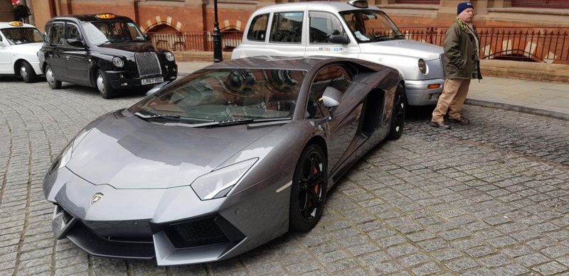 Пустой Lamborghini Aventador врезался в лондонское такси