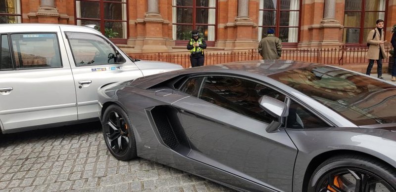 Пустой Lamborghini Aventador врезался в лондонское такси