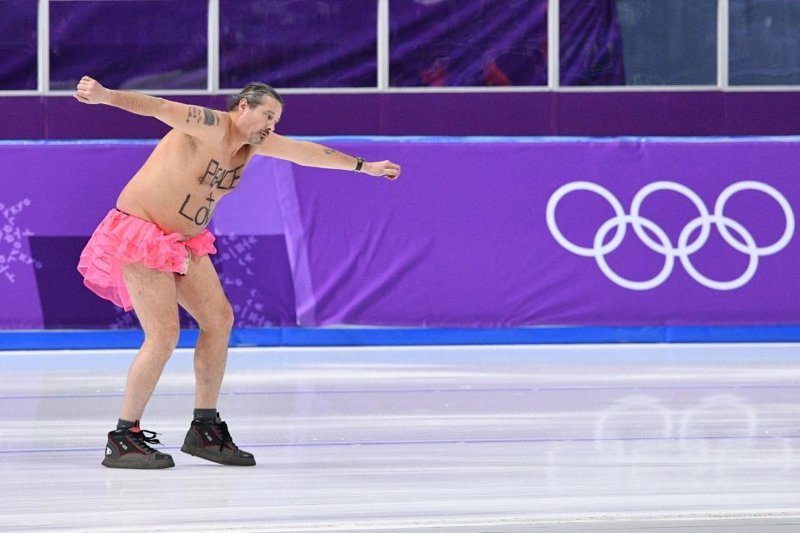 Розовая пачка и трусы с обезьянкой на олимпийском льду
