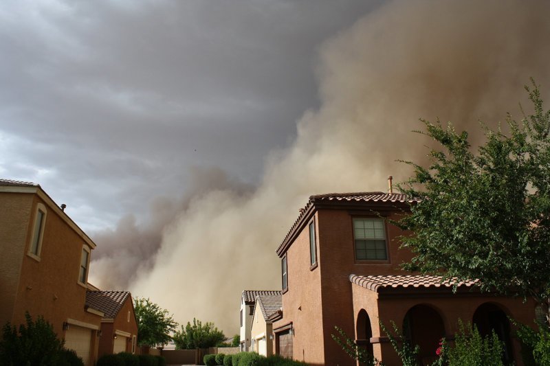Песчаные бури наступают на города: 30 эффектных снимков разгула стихии