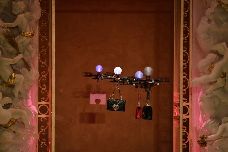На показе Dolce & Gabbana выпустили на подиум дроны с сумочками