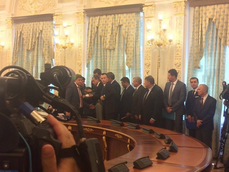 украинский министр упал в обморок после оскорблений в адрес России