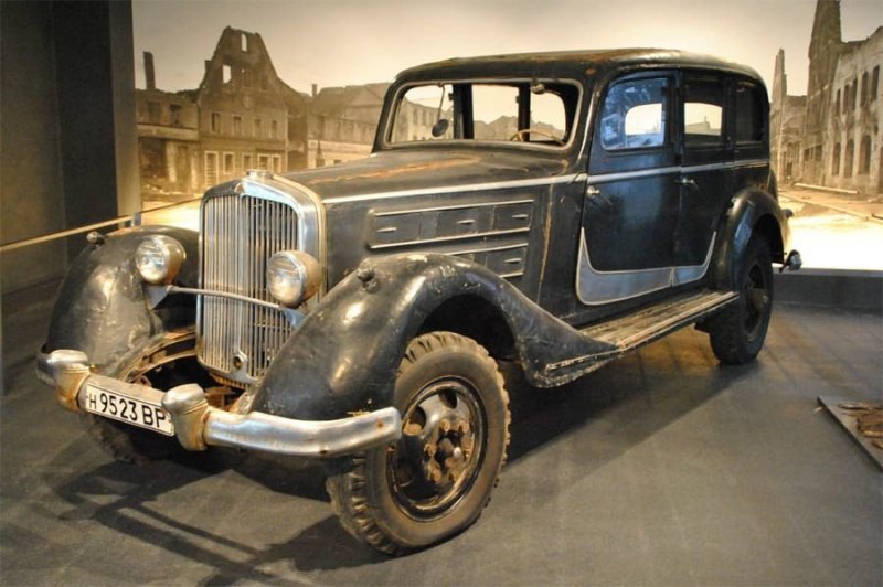 Германия. Первый автомобиль, который встречает посетителей при входе в основной зал экспозиции — не реставрированный Maybach DS8 Zeppelin Pullman-Limousine (Spohn) 1939.