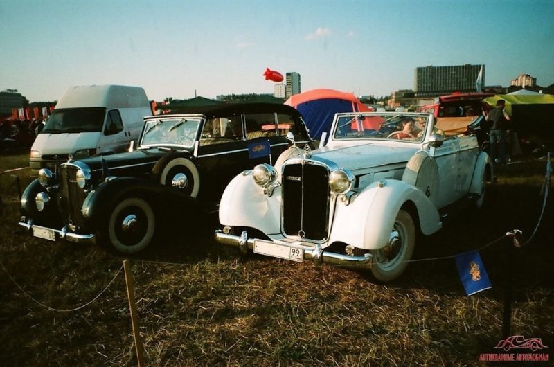 Автомобили Майбах на одной из выставок Автоэкзотика, что проводилась на Тушинском аэродроме в Москве (ныне стадион Спартак)