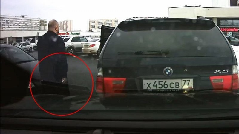 Женщина с ребенком получила струю из перцового баллончика на парковке в Зеленограде