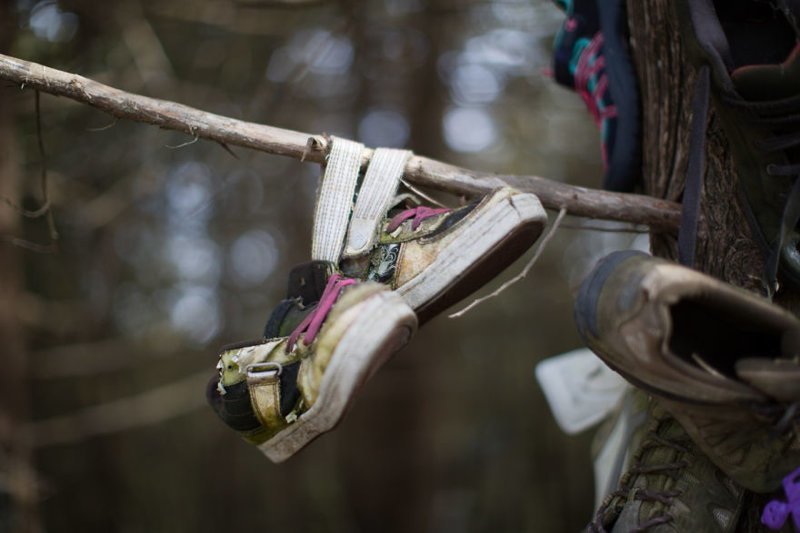 Фотограф случайно нашла в лесу гирлянды из кроссовок