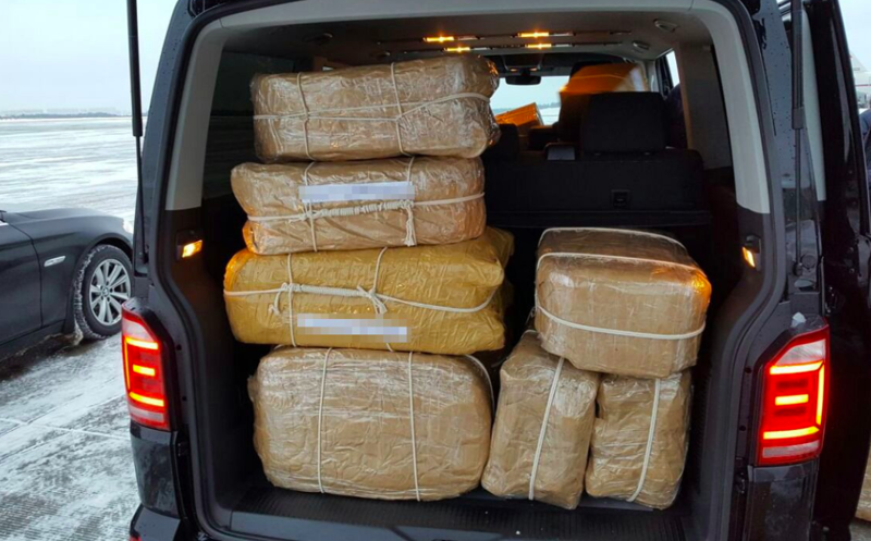 В самолете, который перевозил первых лиц государства в Россию, провезли 400 кг кокаина в чемоданах