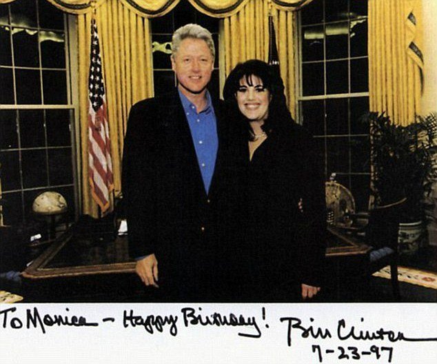 "То, что произошло между Биллом Клинтоном и мной не было насилием, хотя это теперь признается как злоупотребление властью", - пишет бывшая стажерка (Моника с президентов в Белом доме, 1997 год) 