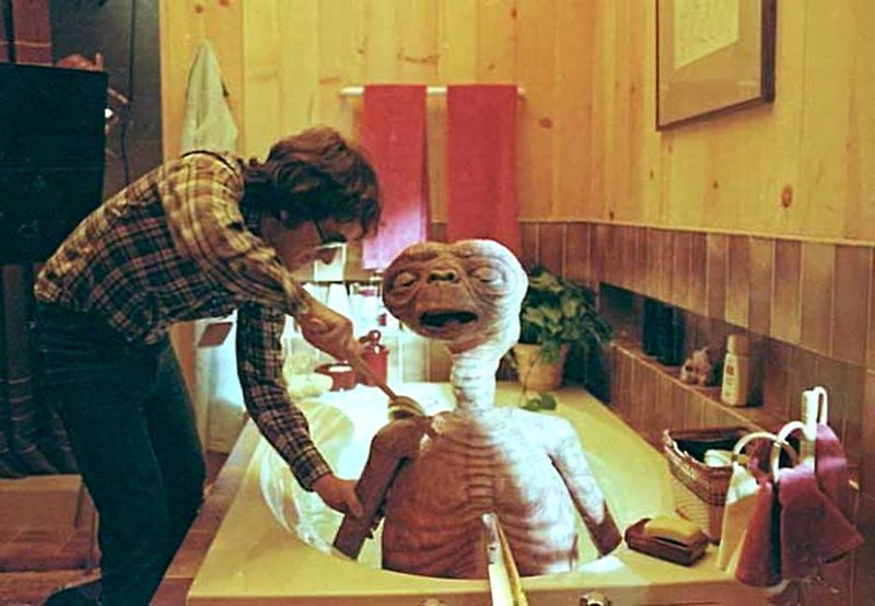 Стивен Спилберг дает ET ванну на съемочной площадке ET Extra-Terrestrial. 1982 год