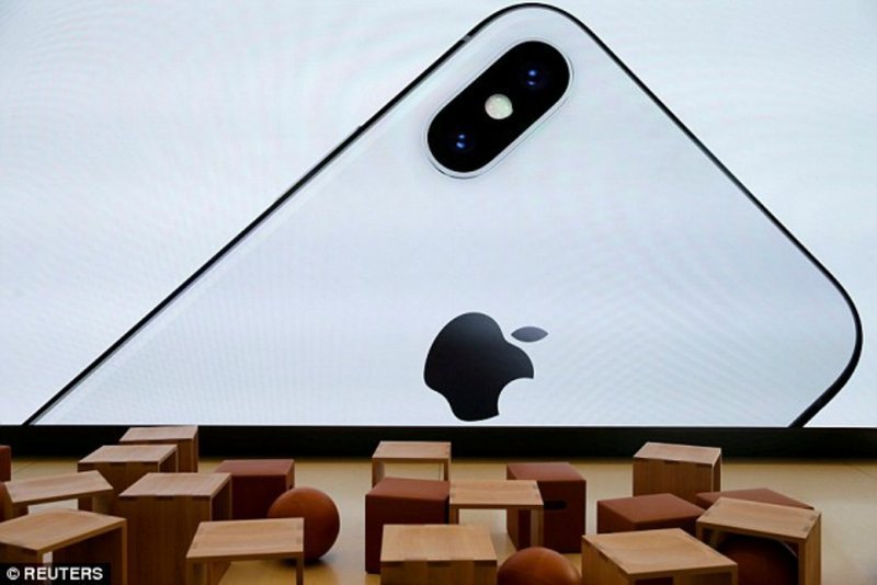 По данным Bloomberg, в 2018 году Apple собирается выпустить сразу три новых iPhone. Появление смартфонов на прилавках магазинов ожидается осенью этого года. 