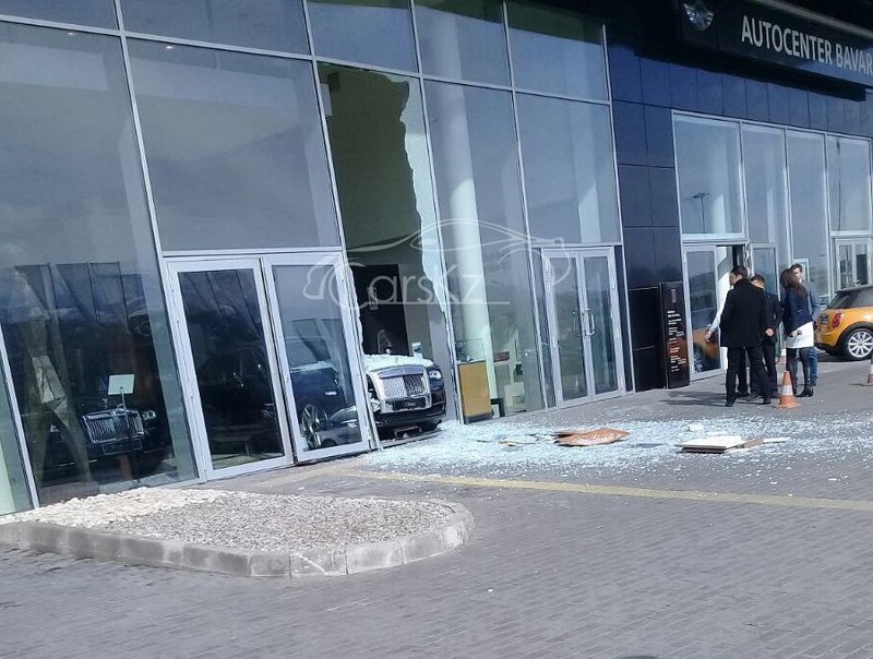 Инцидент произошел в одном из автоцентров по проспекту Аль-Фараби в Алматы. "Молодой человек, осматривая автомобиль Rolls Roys в салоне, нажал на педаль газа, тем самым приведя машину в движение.