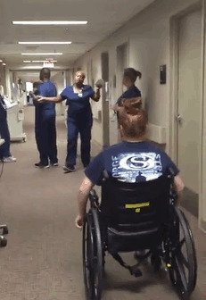 Медсестра готовится наклониться, чтобы обнять свою бывшую пациентку, которая была парализована...