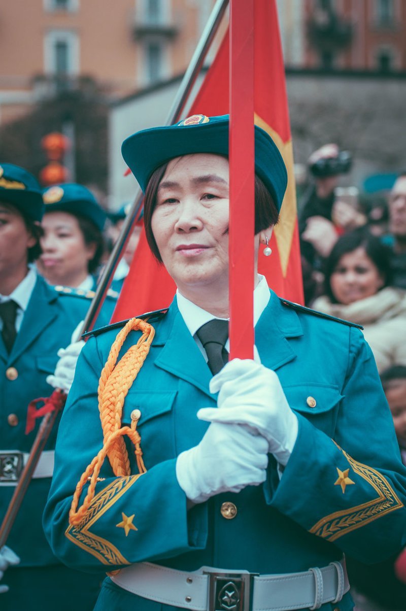 Милитаризм и блестки: китайский парад в Милане
