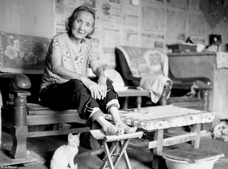 Ли Ши. Родилась в 1902 году. Перенесла бинтование ног в 11 лет. Рассказала, что тайком от матери снимала тугие повязки 