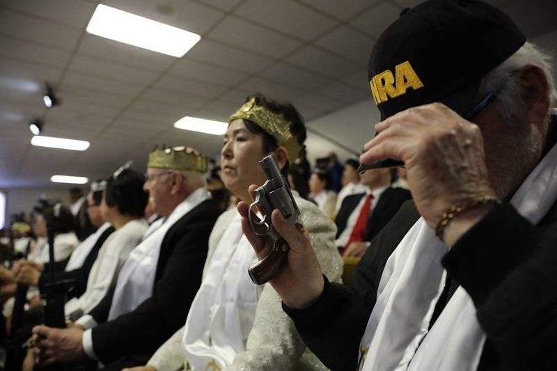 Шокирующая Америка: верующие пришли в храм с винтовками AR-15