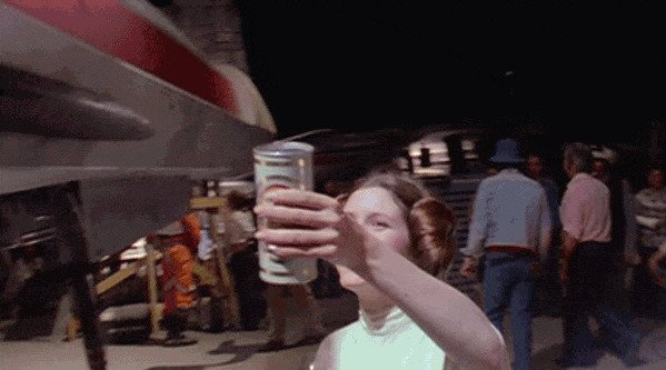 Кэрри Фишер вручает Марка Хэмилла пиво на съемочной площадке "Star Wars"