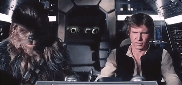Питер Мэйхью и Харрисон Форд дурачатся во время съемок сцены для « Звездных войн» .