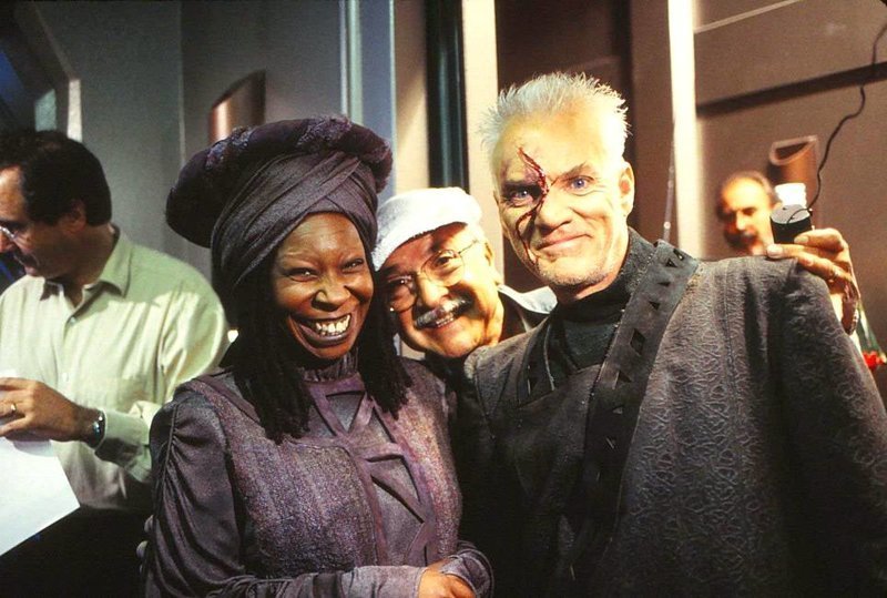 Вупи Голдберг , оператор Джон А. Алонзо и Малкольм Макдауэлл на съемочной площадке "Star Trek: Generations"