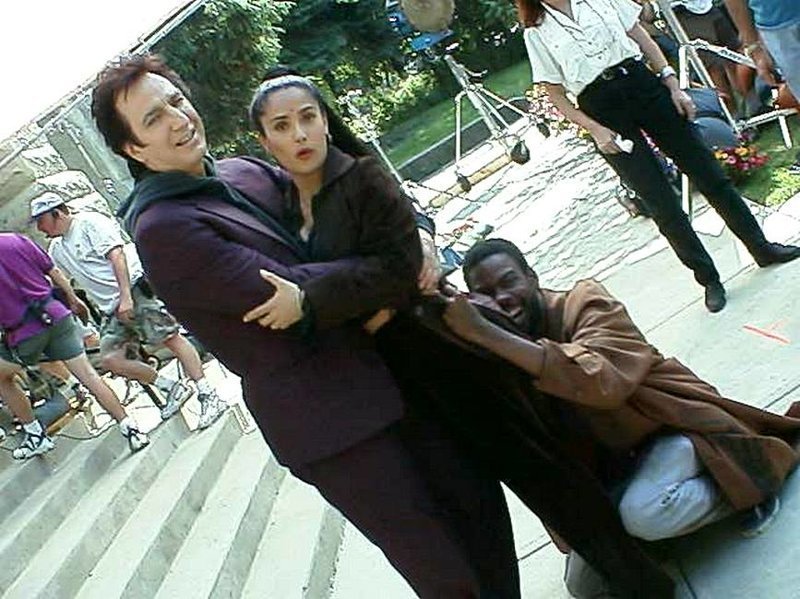 Алан Рикман, Сальма Хайек и Крис Рок на съемочной площадке "Догмы" .