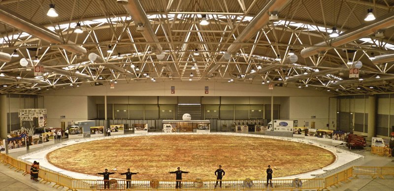 Самая большая пицца - диаметр составляет 40 метров. Площадь занимает – 1208 квадратных метров