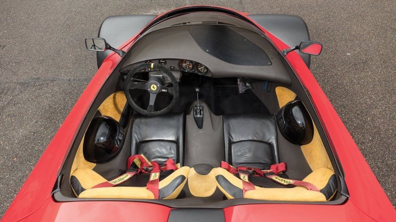 Благодаря новому кузову, который легче стандартного на 30 процентов, баркетта может разгоняться до «сотни» за пять секунд. Серийному Ferrari 328 GTS для этого требуется 6,4 секунды. Максимальная скорость концепт-кара — 278 километров в час.