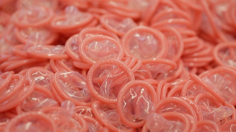 Африканцы пожаловались, что китайские презервативы слишком маленькие
