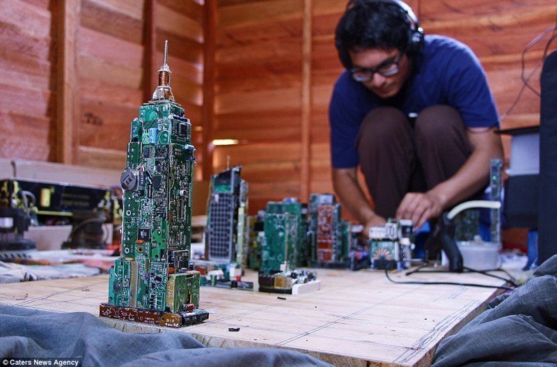 Студент смастерил макет Манхэттена из частей старых электронных приборов