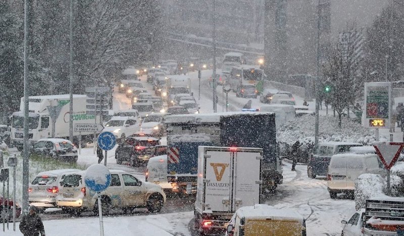 Снегопад в Европе убил 24 человека