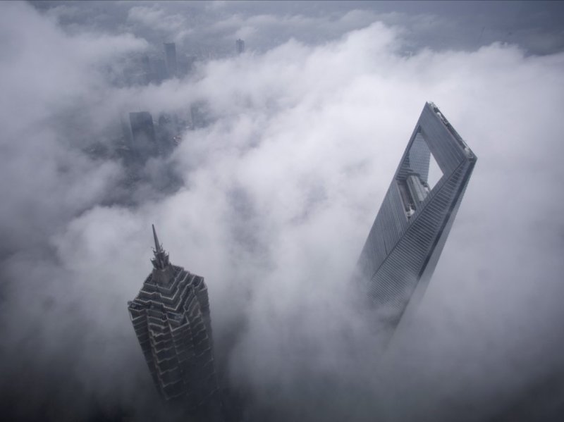  А вот здание Шанхайского всемирного финансового центра (на фото справа) высотой 492 метра — первый проект в нашем топе, разменявший миллиард долларов. В здании 101 этаж и почти на самой верхотуре размещен отель Park Hyatt Shanghai