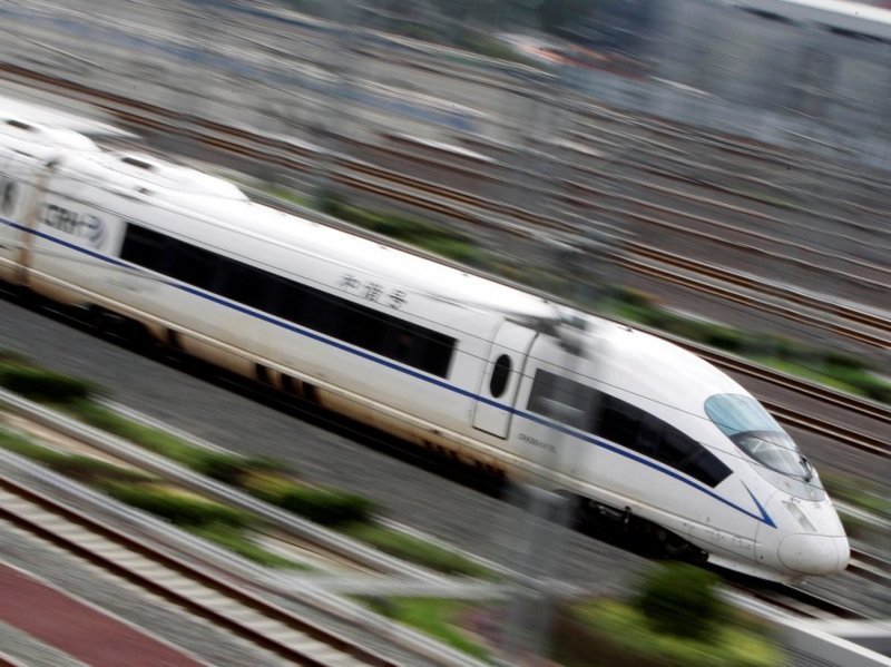 А вот Пекин-Шанхайская высокоскоростная железная дорога длиной 1318 километров вообще позволяет поездам разогнаться до крейсерской скорости в 380 км/ч. 35 млрд. долларов — вот сколько она стоила