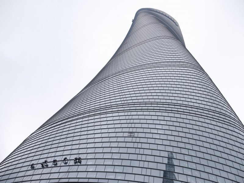  Шанхайская башня высотой 632 метра — третье самое высокое здание в мире. Построили его за нескромные 2,4 млрд. долларов США