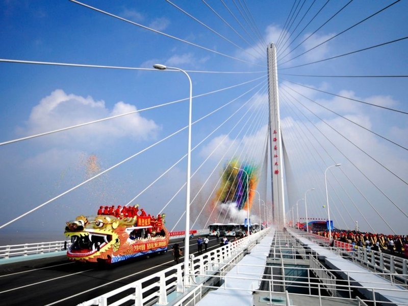Шанхайские мост и тоннель через Янцзы. Длина 22,5 километра, а бюджет — 1,8 млрд. долларов. И еще по нему будут ходить поезда метро!