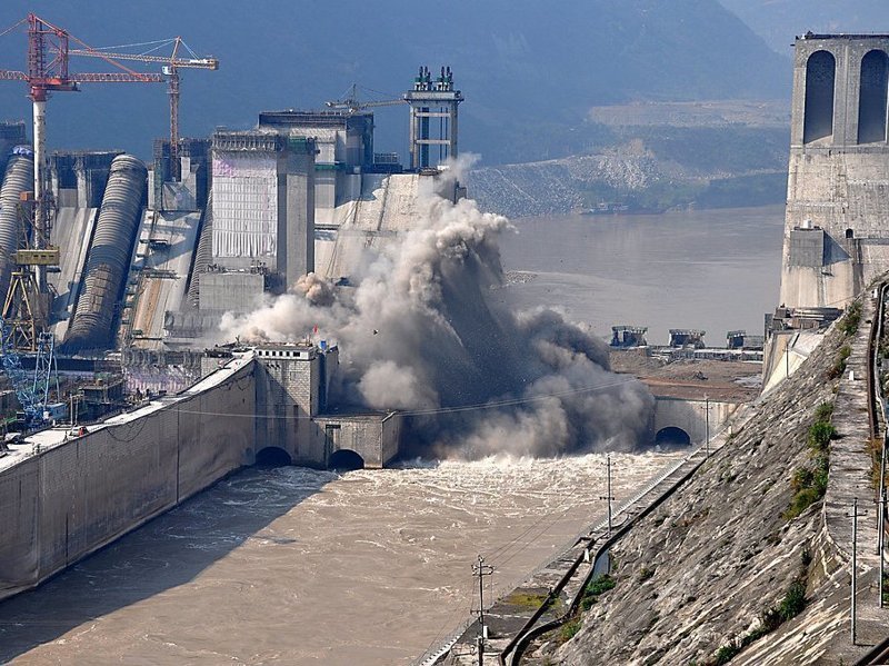 ГЭС Сянцзяба на реке Цзиньша обошлась Китаю в 6,3 млрд долларов, а ее установленная мощность — 6448 МВт (почти в восемь раз больше, чем Плявиньской ГЭС)
