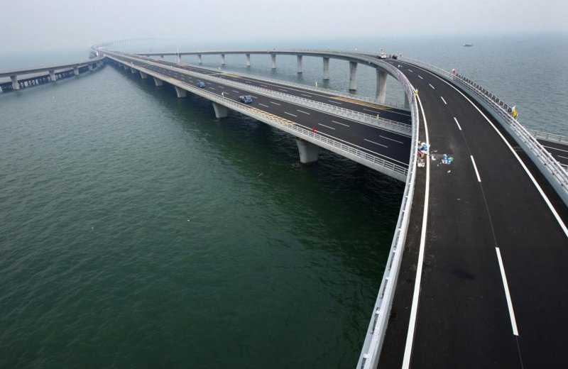 Циндаоский мост через залив стоил 16 млрд. долларов США, а его длина составляет впечатляющие 42,5 километров. На момент сдачи в 2011 году был самым длинным мостом в мире, но позже уступил этот титул