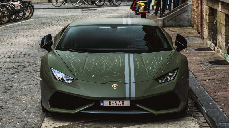 Ничего святого: вандалы поцарапали уникальный суперкар Lamborghini
