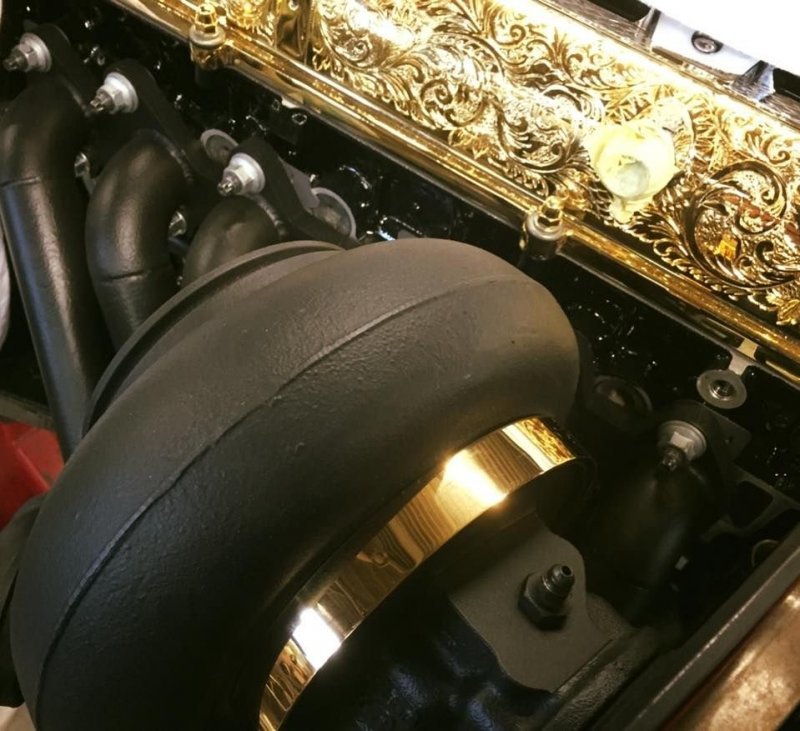 Позолоченный двигатель Toyota 2JZ-GTE с гравировкой