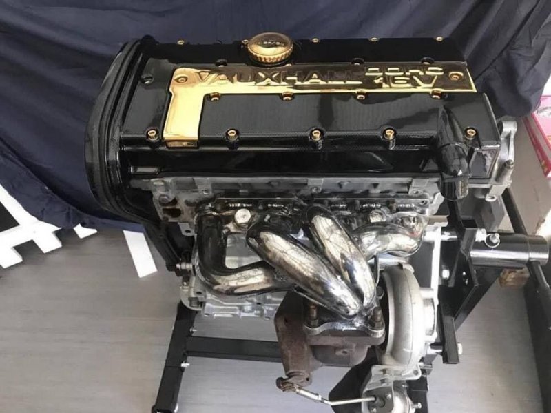 Позолоченный двигатель Toyota 2JZ-GTE с гравировкой