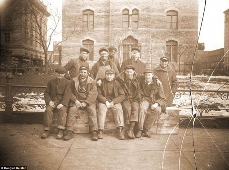 Рабочие позируют перед зданием городского совета, Линкольн, штат Небраска. По центру во втором ряду - фотограф Джон Джонсон, который много фотографировал афроамериканские и иммигрантские общины. Колоризация - Бет Кроу