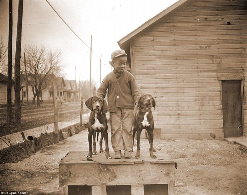 Неизвестный мальчик с двумя гончими. Похоже, он позирует с собаками прямо на их будке. Колоризация - Карен Пирсон
