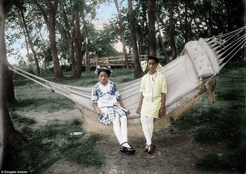 Флоренс Джонс (справа) с неизвестной подругой в гамаке. Флоренс окончила среднюю школу Lincoln High School в 1923 году. Колоризация - Бет Кроу