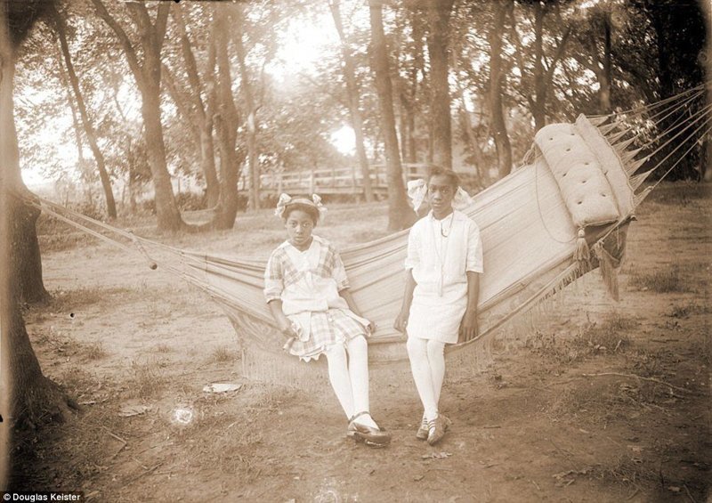 Флоренс Джонс (справа) с неизвестной подругой в гамаке. Флоренс окончила среднюю школу Lincoln High School в 1923 году. Колоризация - Бет Кроу