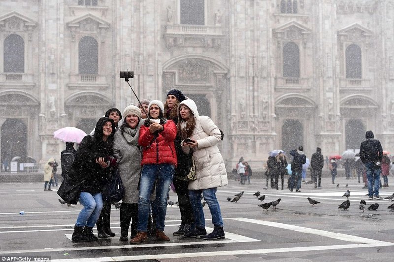 Туристы на площали Пьяцца дель Дуомо, Милан