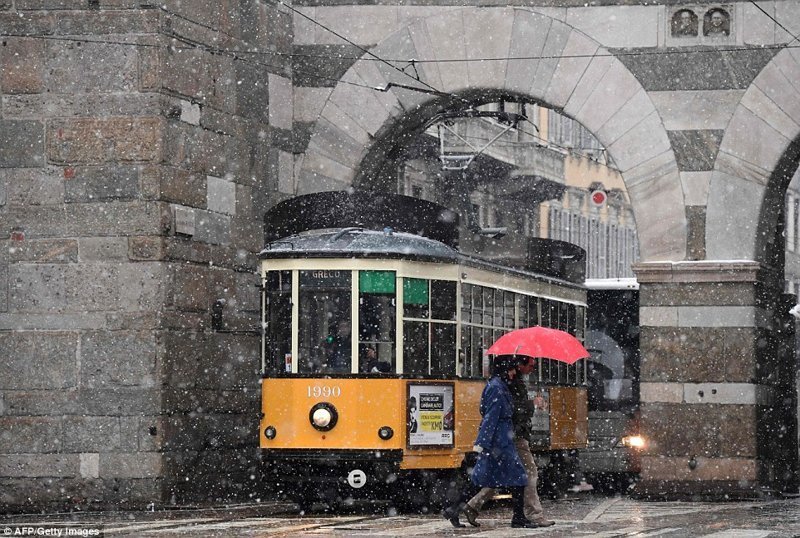 В выходные северная Италия, в том числе Милан, Флоренция, Болонья и Парма, была все еще покрыта снегом. На фото - улицы Милана.